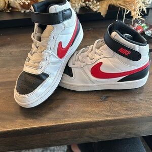 Nike kids court borough mid